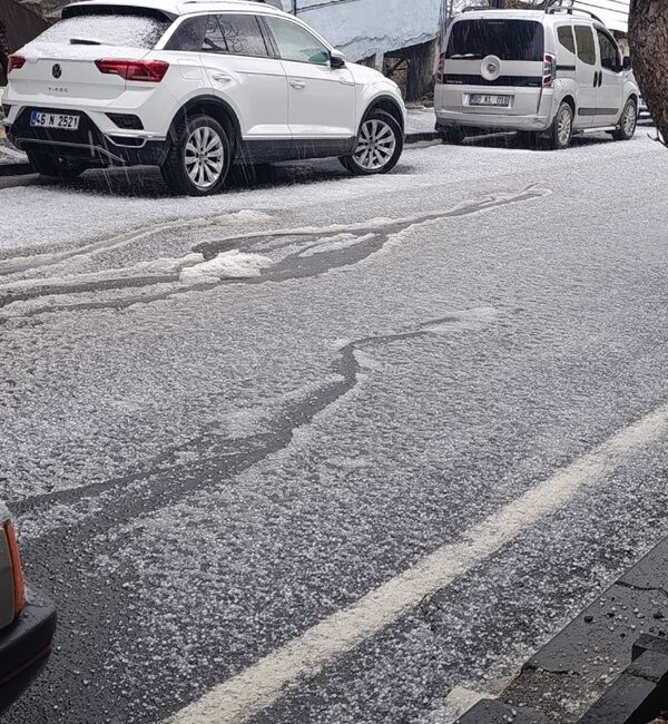 Kahramanmaraş'ın Andırın ilçesinde bugün öğleden sonra aniden bastıran şiddetli dolu