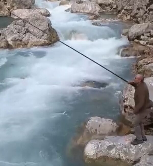 Kahramanmaraş’ın Andırın ilçesinde bahar güneşinin yüzünü göstermesiyle birlikte vatandaşlar hafta