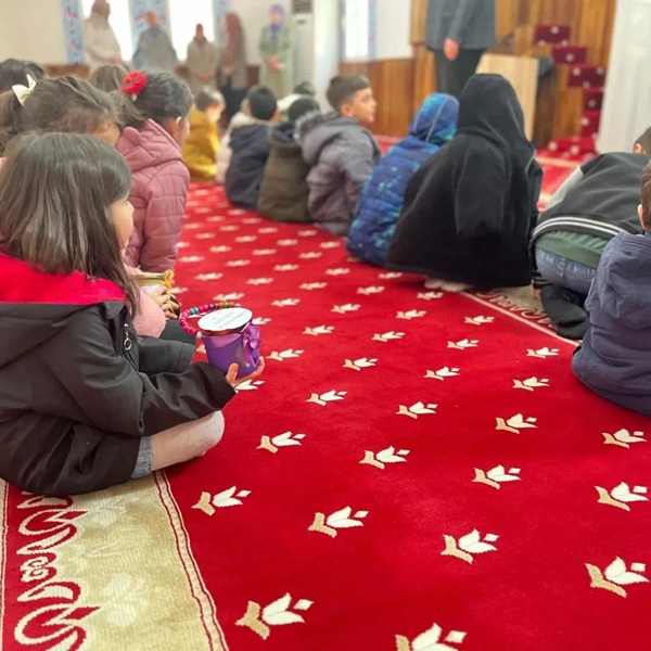 Hacı Ali–Halide Çuhadar Kur’an Kursu’nun minik öğrencileri, örnek bir dayanışmaya