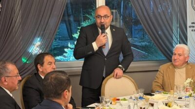 Ankara’daki Andırınlılar Derneği’nin iftarında hemşehrileriyle kucaklaşan AK Parti Milletvekili Mehmet