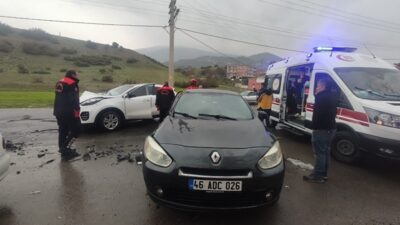  Kahramanmaraş’ın Onikişubat ilçesinde iki otomobilin karıştığı trafik kazasında 6
