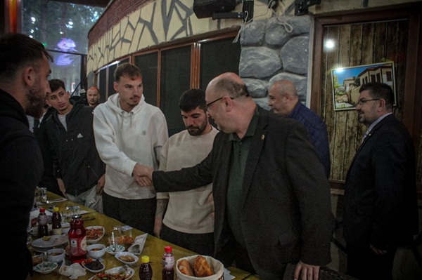 Dulkadiroğlu Belediye Başkanı Mehmet Akpınar, Karpedo Dondurma Kahramanmaraşspor Kulübü’nü ağırladığı