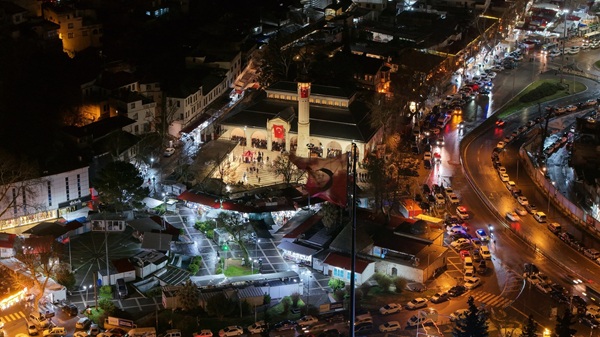 Restorasyonu tamamlanan tarihi Ulu Camii, Kadir Gecesi’nde dolup taştı. Vali