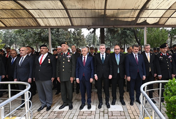 Çanakkale Zaferi’nin yıl dönümünde şehit kabirlerine karanfil bırakan Büyükşehir Belediye