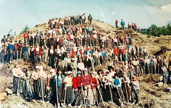 Arşivin tozlu raflarından çıkan fotoğraf, 40 yıl önce kazma küreklerle