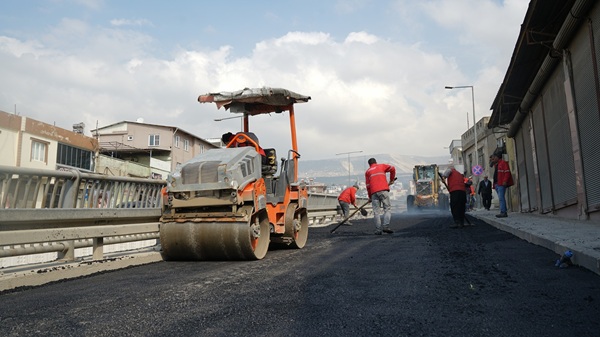 Trabzon ve Tevfik Kadıoğlu bulvarlarındaki deformasyonlar sıcak asfalt uygulamasıyla gideriliyor.