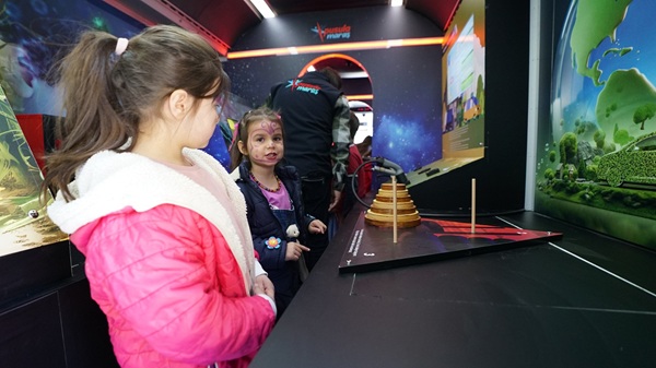 Onikişubat Sarıçukur İlkokulu’na konuk olan Pusula Maraş ekipleri, çocukları Hacivat-Karagöz