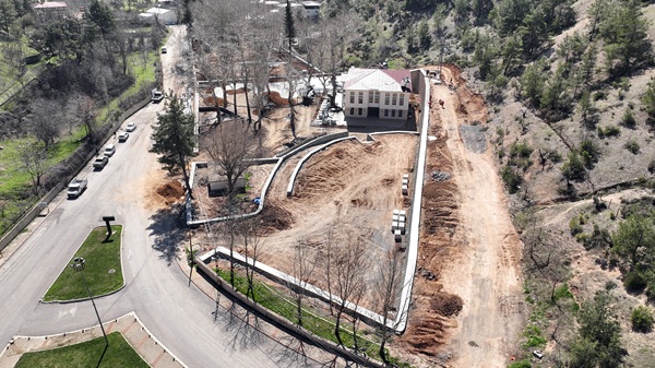 Kahramanmaraş Büyükşehir Belediyesi’nin Dulkadiroğlu ilçesi Pınarbaşı mevkiinde hayata geçirdiği Çınaraltı