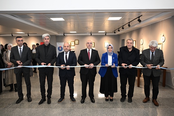 Sözcüklerin ilmeklere, hikâyelerin emeğe dönüştüğü “Edebiyattan Nakışa” adlı kişisel sergi,