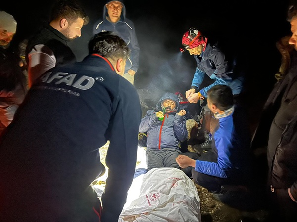 Bursa Uludağ’ın güney yamaçlarında sis nedeniyle rotasını kaybederek mahsur kalan