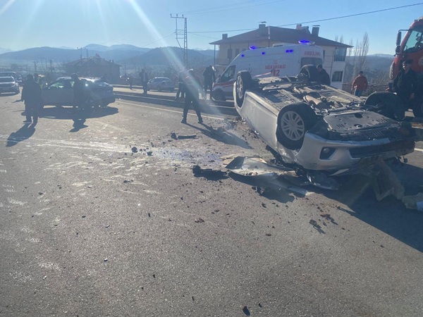 Kahramanmaraş’ın Nurhak ilçesinde iki otomobilin karıştığı trafik kazasında can pazarı