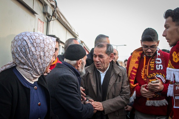 Galatasaray Başkanı Dursun Özbek, Kahramanmaraş’ta depremzedelerle iftar yaparak desteğin kesintisiz