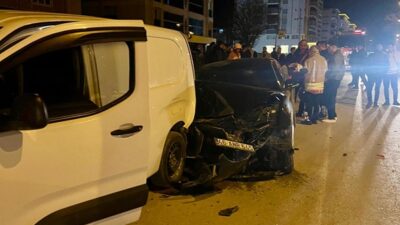 Afşin’de viraj hatası zincirleme kazayı beraberinde getirdi. Park halindeki araçların