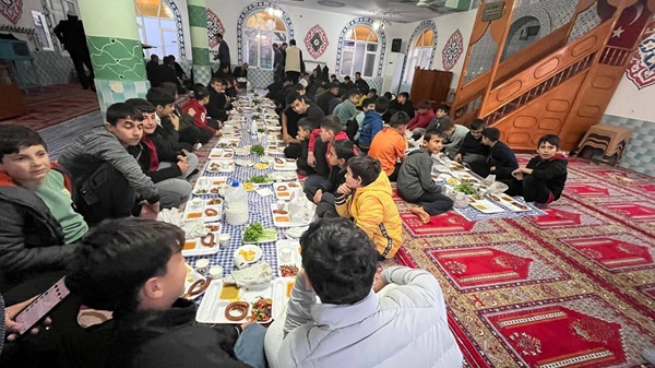 Kahramanmaraş’ın Andırın ilçesinde Ramazan ayının manevi atmosferi gençlerle paylaşıldı. Andırın