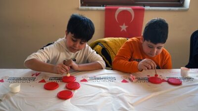 Kahramanmaraş Büyükşehir Belediyesi’nin düzenlediği “Anne-Çocuk Ramazan Kandili Yapım Atölyesi” renkli