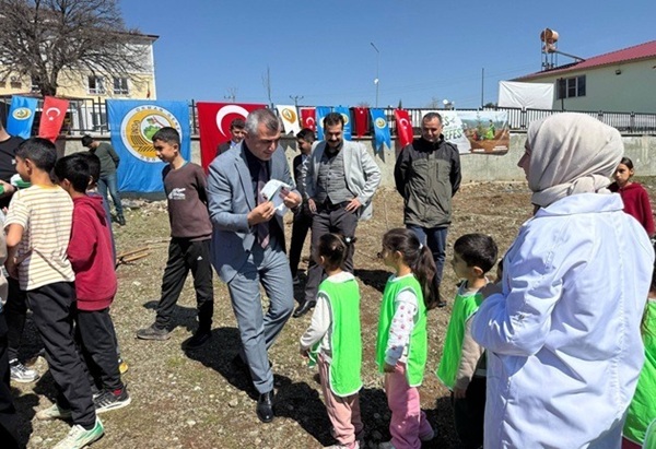 Pazarcık'ta üç kurumun iş birliğiyle hayata geçirilen fidan dikim programında,