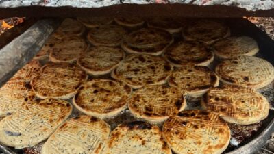 Andırın’da Ramazan Bayramı yaklaşırken ilçede yıllardır süregelen Bayram kömbesi geleneği