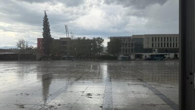 Kahramanmaraş’ta akşam saatlerinde başlayan dolu yağışı kenti adeta felç etti.