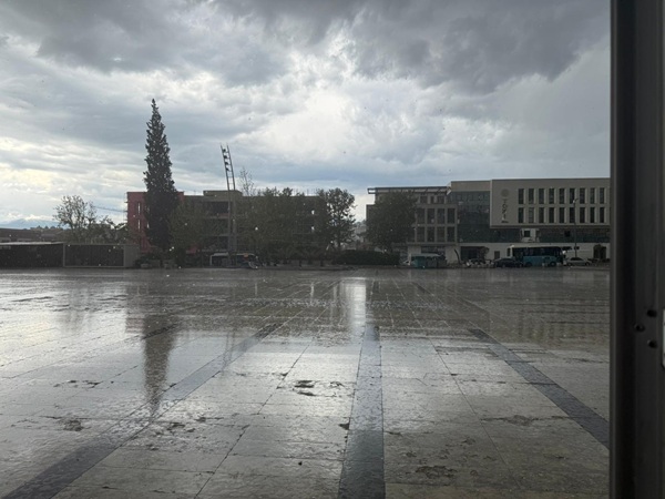 Kahramanmaraş’ta akşam saatlerinde başlayan dolu yağışı kenti adeta felç etti.