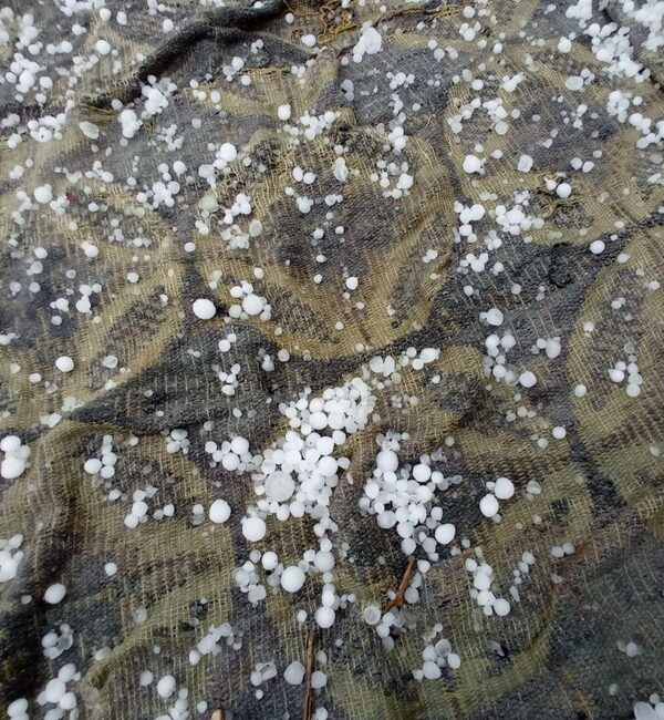 Andırın’ın Akifiye Mahallesi, bugün şiddetli dolu yağışının etkisi altında kaldı.