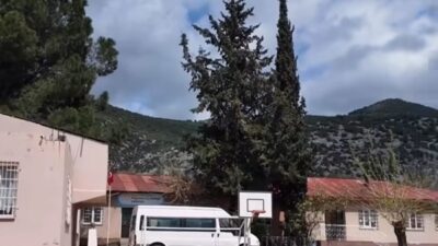 Andırın Belediye Başkanı Ahmet Sinan Gökşen, Yeşilova Mahallesi’ndeki çocukların samimi