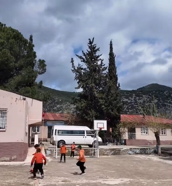 Andırın Belediye Başkanı Ahmet Sinan Gökşen, Yeşilova Mahallesi’ndeki çocukların samimi