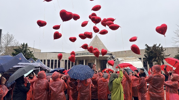 Kahramanmaraş Büyükşehir Belediyesi öncülüğünde düzenlenen farkındalık yürüyüşünde bir araya gelen