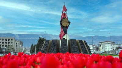 Kahramanmaraş’ta baharın gelişiyle birlikte kavşaklar ve parklar çiçeklerle şenlendi. Park