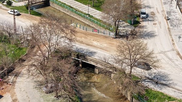 Kahramanmaraş Büyükşehir Belediyesi, Şekeroba Mahallesi'nin yıllardır süregelen köprü sorununu çözüme