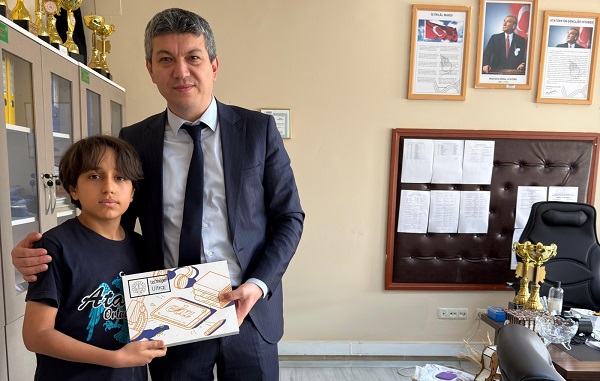Kahramanmaraş’ın Andırın ilçesinde, okula yetişme telaşındayken duyduğu İstiklal Marşı karşısında