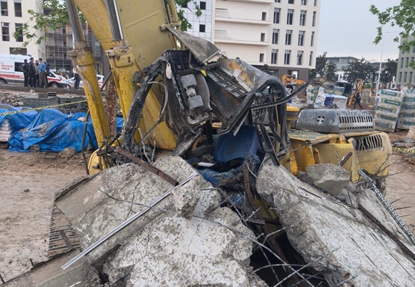 Onikişubat ilçesi Hayrullah Mahallesi’nde katlı otopark yıkımı sırasında meydana gelen
