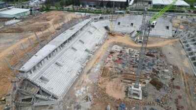Kahramanmaraşlı sporseverlerin gün saydığı yeni stadyum projesinde ana iskelet tamamlandı.