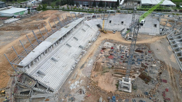 Kahramanmaraşlı sporseverlerin gün saydığı yeni stadyum projesinde ana iskelet tamamlandı.