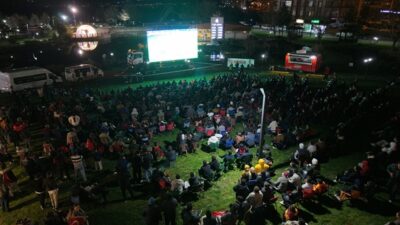 Büyükşehir Belediyesi’nin kurduğu dev ekranda buluşan vatandaşlar, A Milli Takım’ın