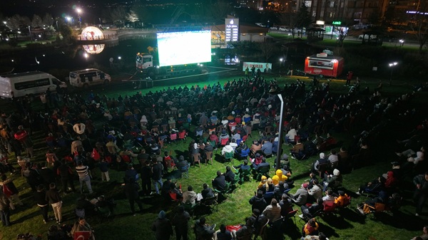 Büyükşehir Belediyesi’nin kurduğu dev ekranda buluşan vatandaşlar, A Milli Takım’ın