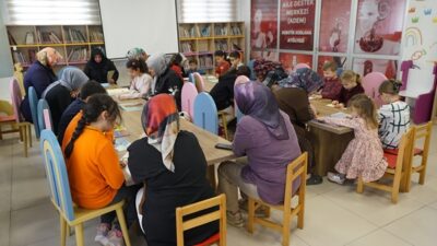 Anneler ve çocuklar, Rasim Özdenören Çocuk Kütüphanesi’nde birlikte kitap okuyarak