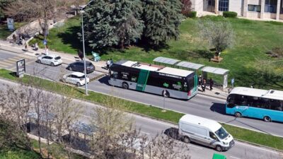 Büyükşehir Belediyesi’nin toplu taşıma filosuna dahil ettiği elektrikli otobüsler yolculardan
