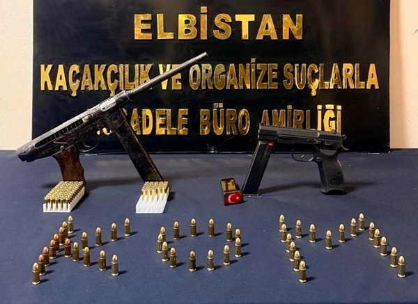 Kahramanmaraş’ta emniyet güçlerinin düzenlediği iki ayrı operasyonda, suikast silahı kategorisinde