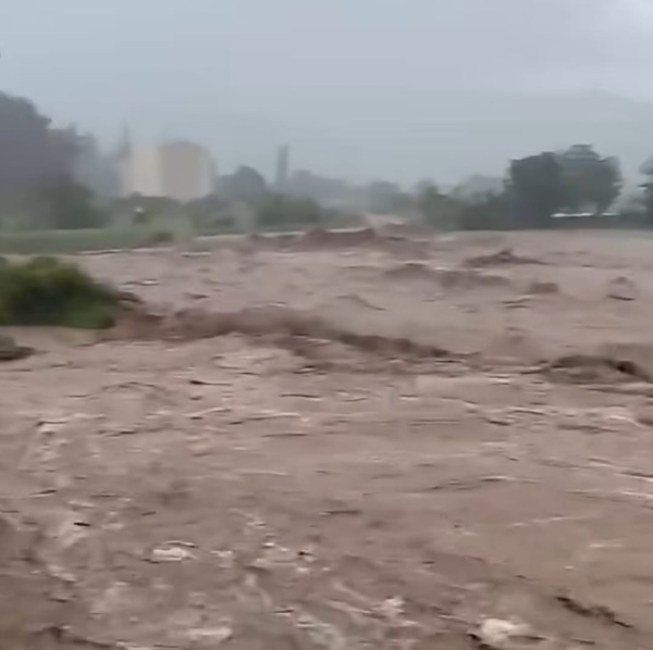 Kahramanmaraş’ın Andırın ilçesinde aniden bastıran şiddetli yağışlar sele dönüştü. Derelerin
