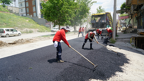 Kahramanmaraş Büyükşehir Belediyesi, Dulkadiroğlu ilçesinde vatandaşların ve esnafın yüzünü güldürecek
