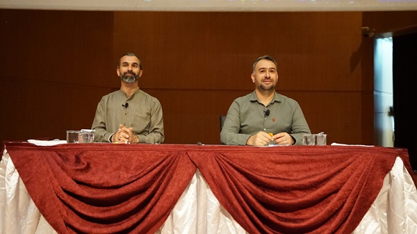 Kahramanmaraşlı çocuklar, hayranlıkla okudukları kitapların yazarlarıyla buluşmanın heyecanını yaşadı. Büyükşehir