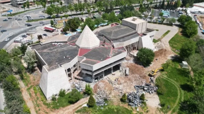 Yıllardır tiyatrolardan konserlere kadar binlerce anıya ev sahipliği yapan Necip