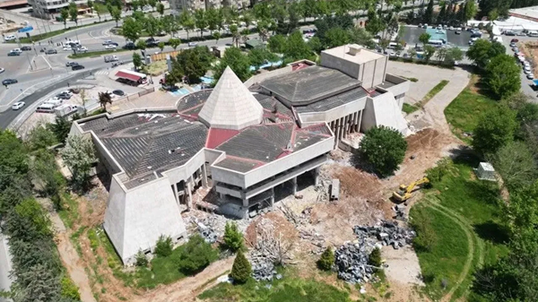 Yıllardır tiyatrolardan konserlere kadar binlerce anıya ev sahipliği yapan Necip
