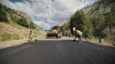 Büyükşehir Belediyesi, Göksun’un kırsal mahallelerinde eş zamanlı olarak yürüttüğü asfalt