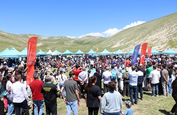 Kahramanmaraş Valiliği idari şemsiyesi altında; Kahramanmaraş Büyükşehir Belediyesi, Gençlik ve