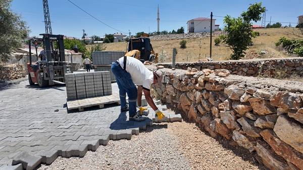 Kahramanmaraş Büyükşehir Belediyesi, Afşin’in kırsal bölgelerindeki yol kalitesini artırmaya devam