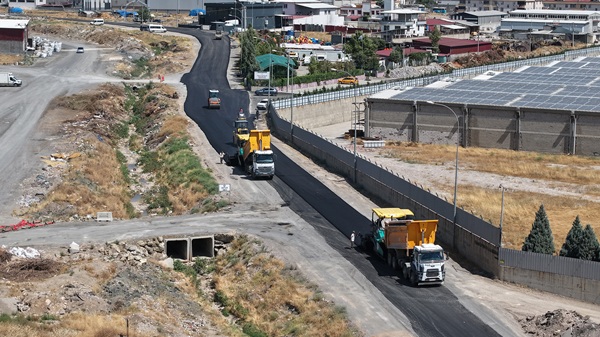 Büyükşehir Belediyesi, Dulkadiroğlu Gençosman Mahallesi’nde 11 sokakta sıcak asfalt serimini