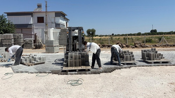 Kahramanmaraş Büyükşehir Belediyesi, Pazarcık Kızkapanlı Mahallesi’ndeki taziye evinin çevresini modern
