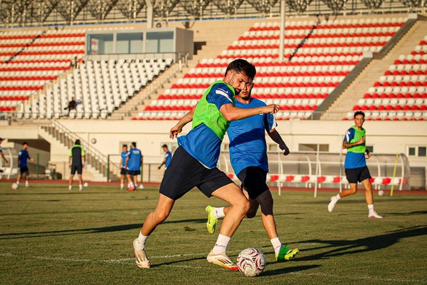 Kahramanmaraş İstiklalspor yeni sezon hazırlıklarına Sütçü İmam Üniversitesi futbol sahasında