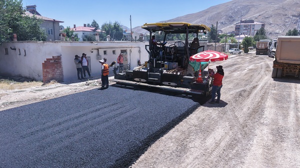 Büyükşehir Belediyesi, Elbistan’ın önemli ulaşım arterlerinden Darende Caddesi’nde kapsamlı yenileme